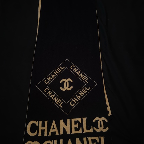 Vintage CHANEL scarf - Picture 3 of 4